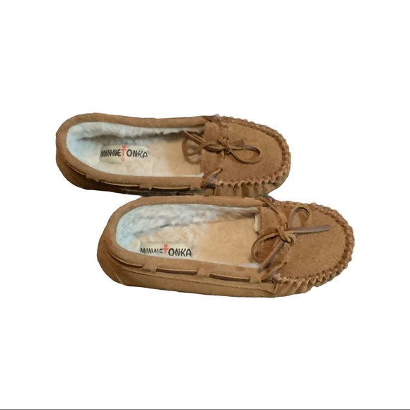 Minnetonka Sheepskin Moccasin Slipper style# 4032 - Picture 2 of 5